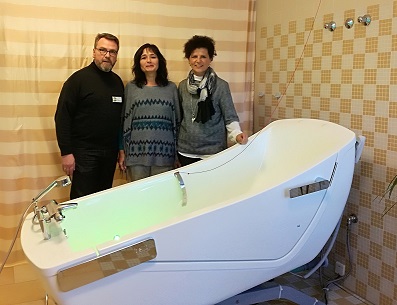 Jerry Valentin, Erika Bäumel und Gertraud Ertl (vo.li) mit der neuen Pflegebadewanne.