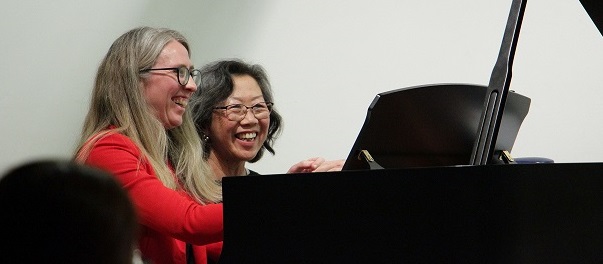 Mit sichtlicher Freude begleiteten Monika Schwarz (li) und Silvani Utami die Lesung mit ihrer Musik