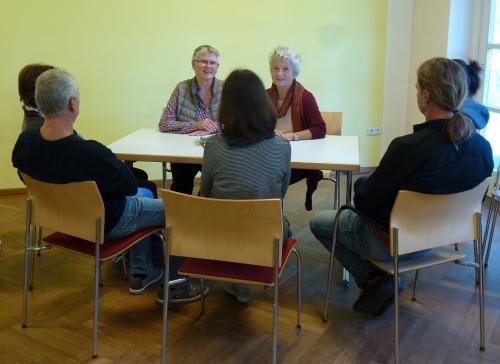 Brigitte Graßer und Maria Bayersdorfer in der Trauergruppe