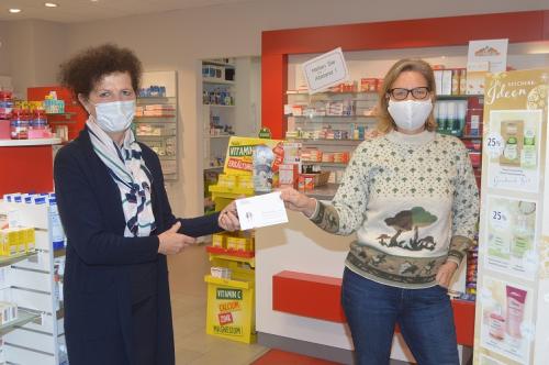 Vors. des Hospizvereins Gertraud Ertl und Dr. Irmgard Enders, Inhaberin der Vilstal-Apotheke