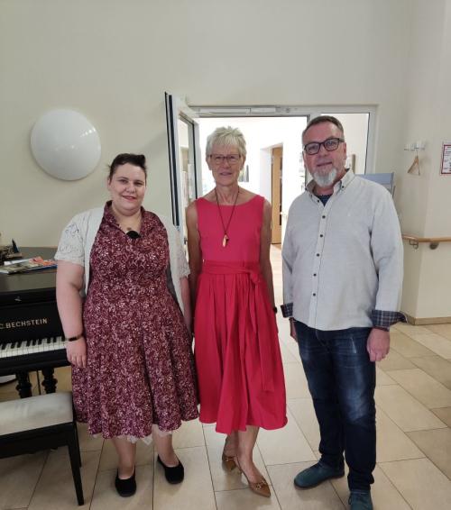 v.l.: Sabrina Ecker (Leitung Hospiz), Michaela Brand, Jerry Valentin (2. Vorstand Hospizverein) 